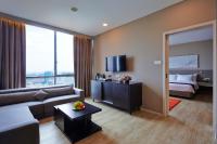 Qliq Damansara Hotel的电视和/或娱乐中心