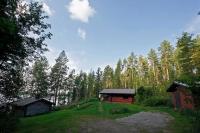 Kosula哈提图维特山林小屋的森林中间的小小屋