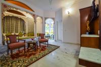Hotel Raj Palace Udaipur的电视和/或娱乐中心