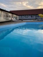 库马诺沃Hotel Etno Selo Timcevski的建筑物前的一个大型蓝色游泳池