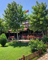 库马诺沃Hotel Etno Selo Timcevski的院子中带围栏和树木的房子