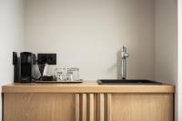 Lignum Suites Chania的咖啡和沏茶工具