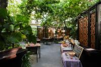 The Rose Residence, Bangkok外面的花园