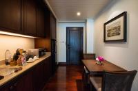 曼谷The Rose Residence, Bangkok的带水槽和台面的厨房