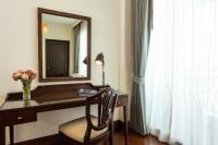 曼谷The Rose Residence, Bangkok的酒店客房配有带镜子和椅子的书桌