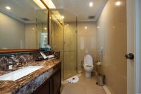 曼谷The Rose Residence, Bangkok的带水槽、淋浴和马桶的浴室