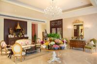 曼谷The Rose Residence, Bangkok的摆满家具和吊灯的客厅