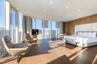 Maritim Hotel Plaza Tirana客房内的一张或多张床位