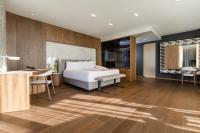 Maritim Hotel Plaza Tirana客房内的一张或多张床位