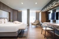 Maritim Hotel Plaza Tirana客房内的一张或多张床位