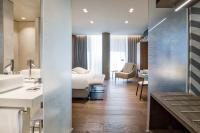 Maritim Hotel Plaza Tirana客房内的一张或多张床位