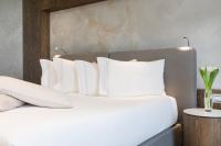 Maritim Hotel Plaza Tirana客房内的一张或多张床位