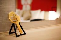 Daiwa Roynet Hotel KANAZAWA-MIYABI客房内的一张或多张床位