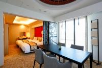 Daiwa Roynet Hotel KANAZAWA-MIYABI客房内的一张或多张床位