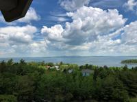 巴港Atlantic Eyrie Lodge的从树木茂密的山丘上欣赏水景