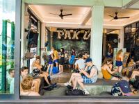 甲米镇派科上酒店的一群人坐在商店的窗户里