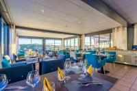 Logis Hôtels - Le Belvédère - Hôtel 2 étoiles et Restaurant餐厅或其他用餐的地方