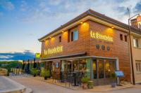 罗卡马杜尔Logis Hôtels - Le Belvédère - Hôtel 2 étoiles et Restaurant的一栋前面有餐厅的建筑
