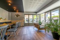 罗卡马杜尔Logis Hôtels - Le Belvédère - Hôtel 2 étoiles et Restaurant的有桌椅和窗户的餐厅