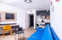Apparthotel Le Hüb Grenoble的电视和&#47;或娱乐中心