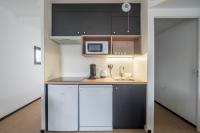 Apparthotel Le Hüb Grenoble的厨房或小厨房