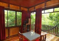 Hotel Heliconias Nature Inn &amp; Hot Springs的阳台或露台
