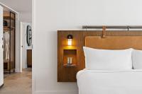Vignette Collection Yours Truly DC by IHG客房内的一张或多张床位