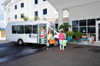 格尔夫海岸Hotel Indigo Orange Beach - Gulf Shores by IHG的三名妇女站在一辆食品车前面