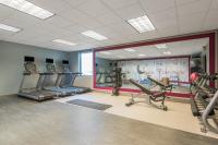 Crowne Plaza Indianapolis-Airport by IHG的健身中心和/或健身设施