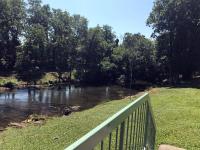 鸽子谷The River Cottage的田野旁的河桥