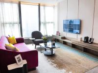 Oasis Aurum 181 Hotel的电视和/或娱乐中心