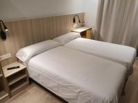 Hostal BESTPRICE Barcelona Stadium客房内的一张或多张床位