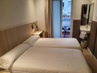 Hostal BESTPRICE Barcelona Stadium客房内的一张或多张床位