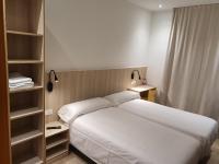 Hostal BESTPRICE Barcelona Stadium客房内的一张或多张床位