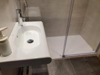 Hostal BESTPRICE Barcelona Stadium的一间浴室