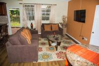 Jean's ( 1 or 2 B/R ) Condo, Sapphire Estate,Laborie ,St Lucia. Comfort in Style.的休息区