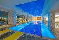 Mary Hotels Alanya内部或周边的泳池