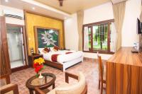 Jungle Safari Lodge- Serenity in the Wild的电视和/或娱乐中心