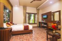 Jungle Safari Lodge- Serenity in the Wild的电视和/或娱乐中心