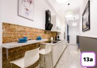 Sienna 41 Boutique Warsaw Apartments的电视和/或娱乐中心