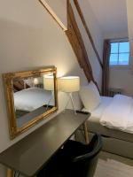 巴登smartroom The Residence la Cittadella Baden的一间带镜子的卧室和一张带床的书桌
