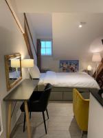 巴登smartroom The Residence la Cittadella Baden的卧室里有一张床、一张书桌和一面镜子