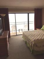 Polynesian Oceanfront Hotel客房内的一张或多张床位