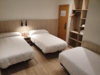Hostal BESTPRICE Barcelona Stadium客房内的一张或多张床位