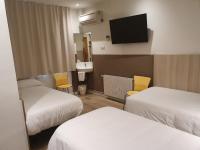 Hostal BESTPRICE Barcelona Stadium客房内的一张或多张床位