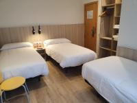 Hostal BESTPRICE Barcelona Stadium客房内的一张或多张床位
