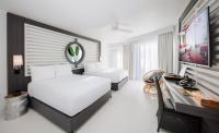 S Hotel Montego Bay - Luxury Boutique All-Inclusive Hotel客房内的一张或多张床位
