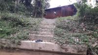 瓜拉江沙Chalet Kampong Guar, Manong的通往房子的楼梯