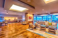 希洛Hilo Hawaiian Hotel, Trademark Collection by Wyndham的配有沙发和桌椅的大厅