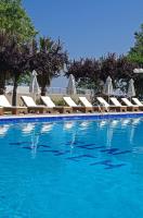 Sun Beach Hotel内部或周边的泳池